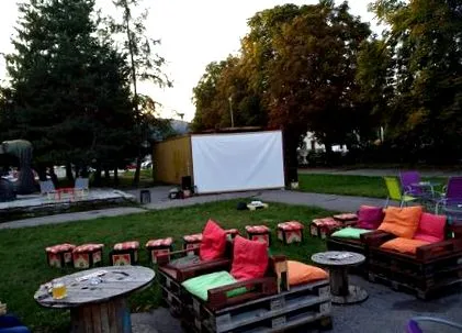 există cafenele