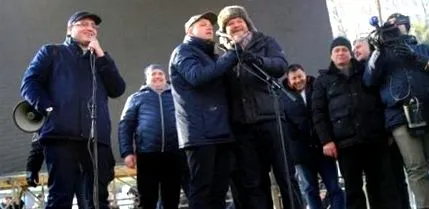 злоставувал својата