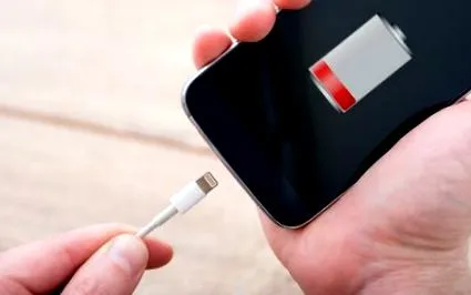 mobiltelefonját