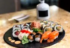 într-un castron mâncați sushi