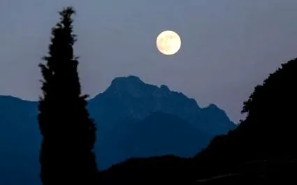 lună