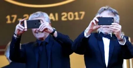 cunoscut confruntă