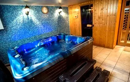jacuzzi infrasaună