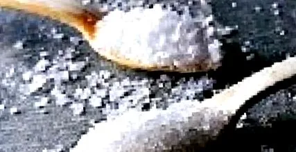 също