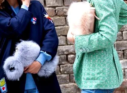 kézitáskái világába