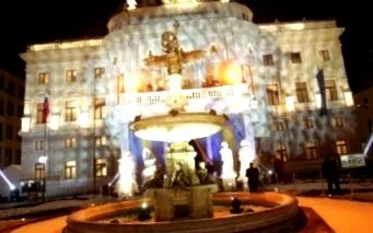 așteaptă