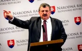 hazafiak manipulálnak