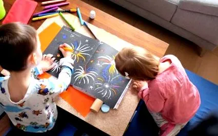 рисува момче
