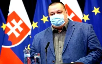започва