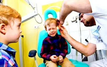 fluturând copilul