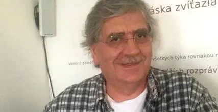 което