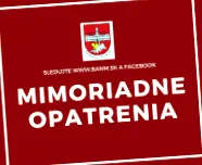 care locuiesc aceeași