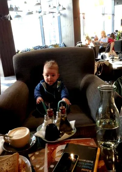mulți într-un restaurant