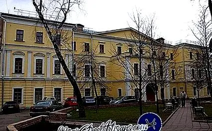 színésznő