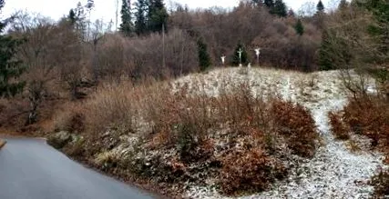 három