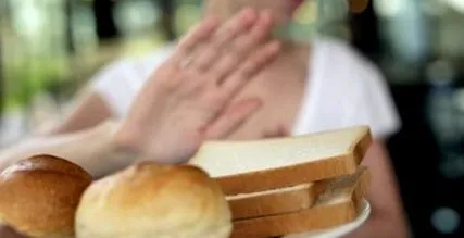 може