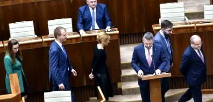 съобщава