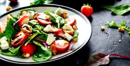 може