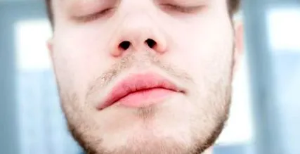 este