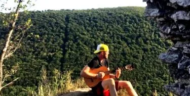 același timp