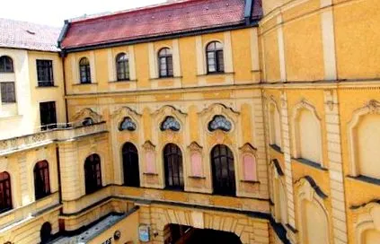 satur theater