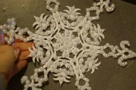 3. módját, hogyan kell vágni egy hópehely papírból kezét szakaszosan, csak