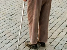 Sajgó fájdalom a térd, a vágás, a súlyos, lüktető, hirtelen (nojushchaja) Fájdalom a térd fájdalmas, vágás, erős, lüktető, hirtelen