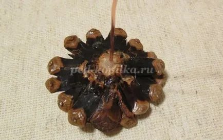 Egy csokor virágot kúpok kezük (szín) Egy csokor virágot kúpok kezük