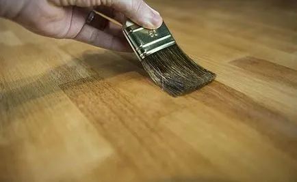 A fedél a fa munkalap a konyhában tartományban lakk, olaj és ezek összehasonlítása (cover) A fedél a fa munkalap a konyhában tartományban lakk és olaj, ezek összehasonlítása