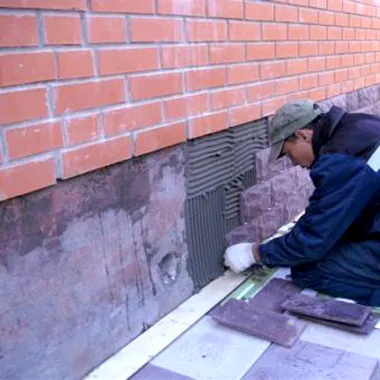 A lábazat egy családi ház a fotó és videó, hogyan lehet a saját kezét befejezni a design (aljzat) A lábazat egy családi ház a fotó és videó, hogyan lehet a saját kezét befejezni ezt kialakítás