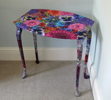 A dekoráció és a decoupage asztalt kezével a helyreállítás egy régi asztal egy fotó (tapéta) A dekoráció és a decoupage asztalt kezével a helyreállítás egy régi asztal fotók