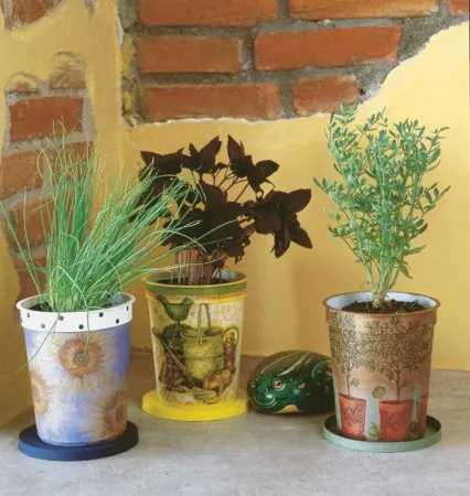 Decoupage virágcserepek kezük darabos, dolgozik az agyag és műanyag edények (virágcserepek decoupage kezüket) Decoupage virágcserepek kezük darabos, dolgozik az agyag és műanyag edények