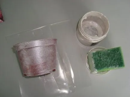 Decoupage virágcserepek kezük darabos, dolgozik az agyag és műanyag edények (munka) Decoupage virágcserepek kezük darabos, dolgozik az agyag és műanyag edények
