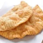 Töltött kenyér a sütőben (egy éles késsel) Töltött kenyér a kemencében