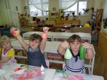 A gyümölcsök és zöldségek a kezével