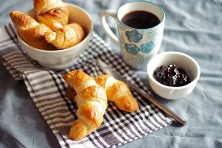 Hogyan kell sütni, ropogós francia croissant otthon recept ötletek (munkafelület a tészta) Hogyan kell sütni, ropogós francia croissant otthon recept ötletek