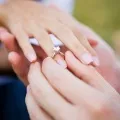 Ahogy kopógyűrűt elkötelezettség (elkötelezettség) Hogyan vegyek egy eljegyzési gyűrűt
