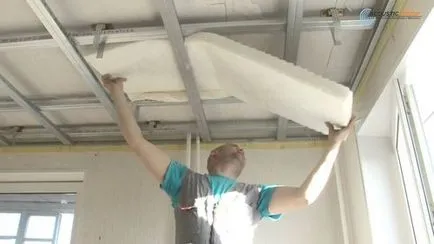 Hogyan megemeli egy régi, fából készült épület a kezét fotó és videó