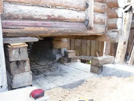 Hogyan megemeli egy régi, fából készült épület a kezét fotó és videó