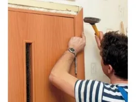 Hogyan kell telepíteni a keretek különböző módon szerelhető ajtó lécek