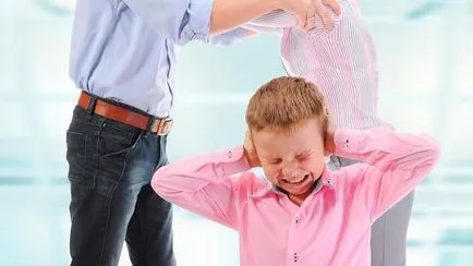 Ahogy botrány a családban, hogy befolyásolja a gyermek a szülők azért (baby) Ahogy botrány a családban, hogy befolyásolja a gyermek a szülők azért