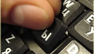 Hogyan lehet eltávolítani a gombok a laptop billentyűzet (hogyan kell eltávolítani a gombok egy laptop billentyűzet) Hogyan lehet eltávolítani a gombok és a billentyűzet egy laptop