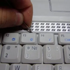 Hogyan lehet eltávolítani a billentyűzet a laptop - jobb, saját kezűleg, a kulcs (jobbra) Hogyan lehet eltávolítani a billentyűzet a laptop - jobb, saját kezűleg, a legfontosabb