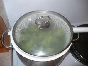 Hogyan finom főzni brokkoli egy serpenyőben