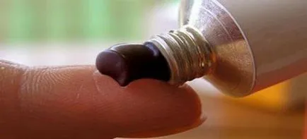 Hogyan, hogy húzza ki a szálkát a kezén, a köröm alatt, hogyan lehet egy mély szakadár hogyan húzza a szálkát nélkül (szilánk) Hogyan, hogy húzza ki a szálkát a kezén, a köröm alatt, hogyan lehet egy mély szakadár hogyan húzza a szálkát nélkül