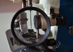 Hogyan kell kitölteni a serger, tankolás és trehnitochnogo chetyrehnitochnogo overlock