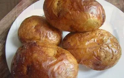 Burgonya héjában sült a kemencében sütni, mint egész és szeletelt (egységes) Burgonya héjában sült a kemencében sütni, mint egész és szeletek