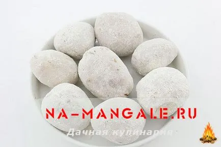 Burgonya héjában sült a kemencében sütni, mint egész és szegfűszeg (egész) Burgonya héjában sült a kemencében sütni, mint egész és szeletek