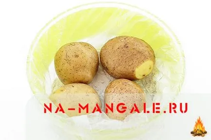 Burgonya héjában sült a kemencében sütni, mint egész és szeletelt (burgonya) Burgonya héjában sült a kemencében sütni, mint egész és szeletek