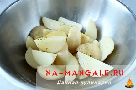 Burgonya héjában sült a kemencében sütni, mint egész és szeletelt (burgonya) Burgonya héjában sült a kemencében sütni, mint egész és szeletek